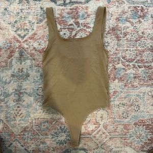 Skims SOFT SMOOTHING THONG BODYSUIT | DESERT / SIZE XS